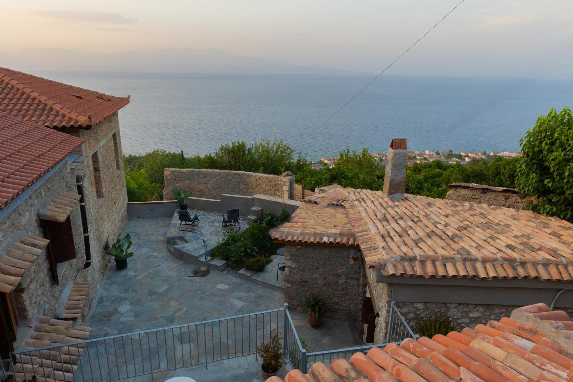 Appartamento Fteri Stone House In Platanos, Akrata Esterno foto